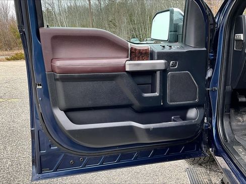 Used 2016 Ford F150 Platinum w/ Equipment Group 701A Luxury AWD/4WD image 22