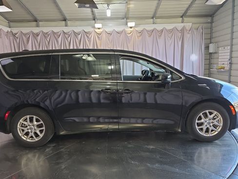 Used 2023 Chrysler Voyager LX FWD image 9