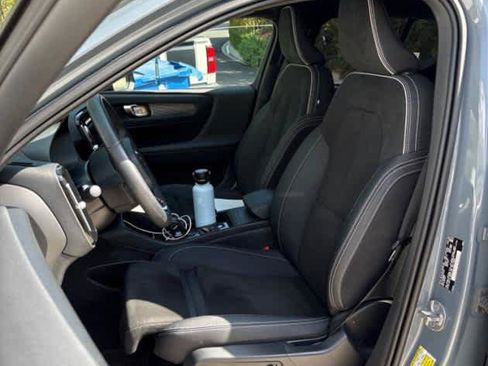 Used 2023 Volvo XC40 B5 Plus w/ Protection Package Premier AWD/4WD image 2