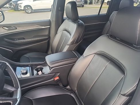 Used 2025 Jeep Grand Cherokee L Limited w/ Luxury Tech Group II RWD image 18