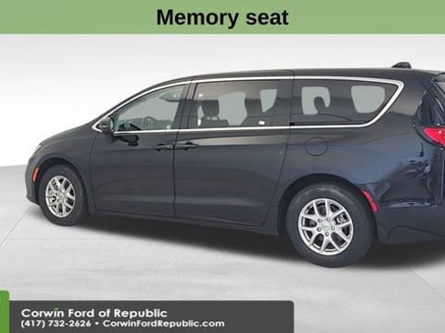 Used 2024 Chrysler Pacifica Touring-L FWD image 5