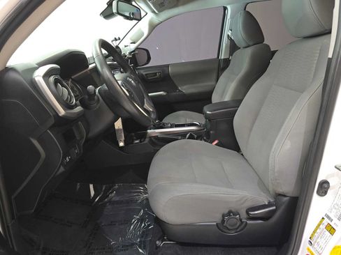 Used 2018 Toyota Tacoma SR5 AWD/4WD image 21