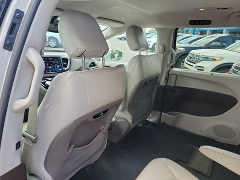 Used 2021 Chrysler Pacifica Touring-L FWD image 12