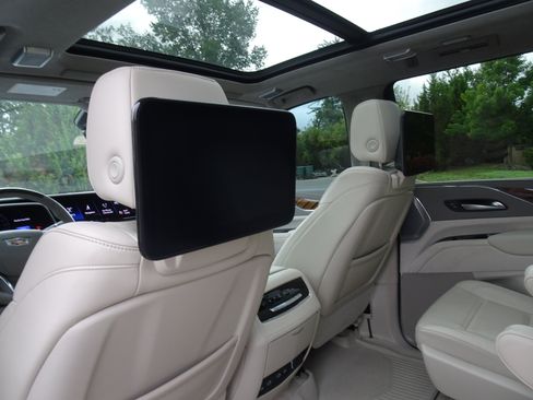 Used 2024 Cadillac Escalade Sport Platinum w/ LPO, ONYX Package AWD/4WD image 5