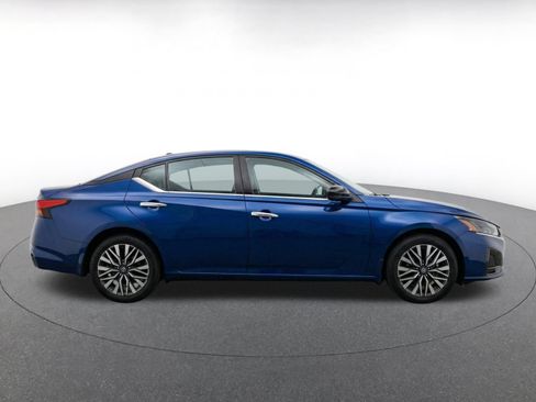 Used 2025 Nissan Altima 2.5 SV FWD image 10