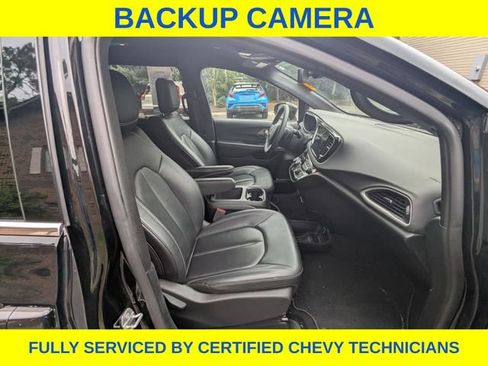 Used 2025 Chrysler Pacifica Select FWD image 19