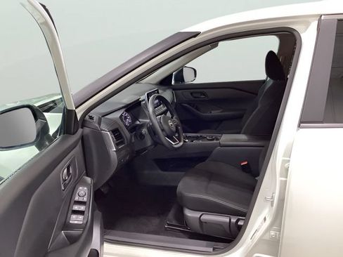Used 2024 Nissan Rogue S AWD/4WD image 10