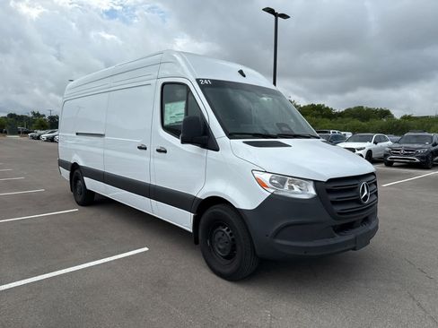 Used 2025 Mercedes-Benz Sprinter 2500 image 5