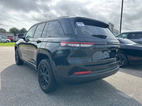 Used 2024 Jeep Grand Cherokee Altitude AWD/4WD image 4