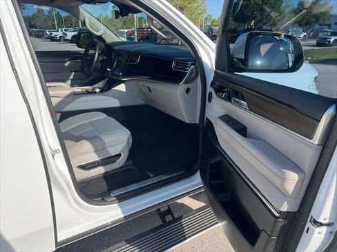 Certified 2022 Jeep Grand Wagoneer Series I AWD/4WD image 11