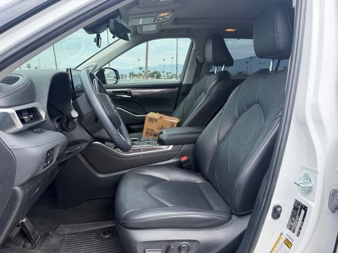 Used 2023 Toyota Highlander Platinum FWD image 5