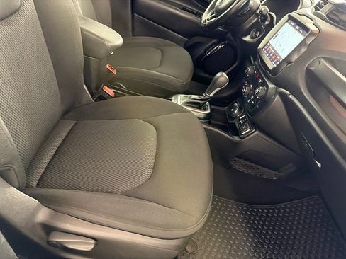 Used 2018 Jeep Renegade Altitude w/ UConnect 8.4 Nav Group AWD/4WD image 25