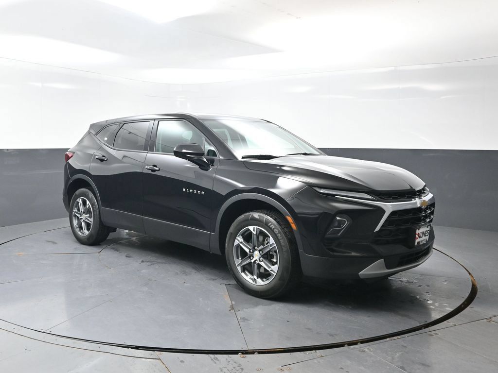 Used 2025 Chevrolet Blazer LT FWD image 5