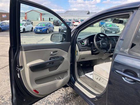 Used 2015 Kia Sedona LX w/ LX Convenience Package image 9