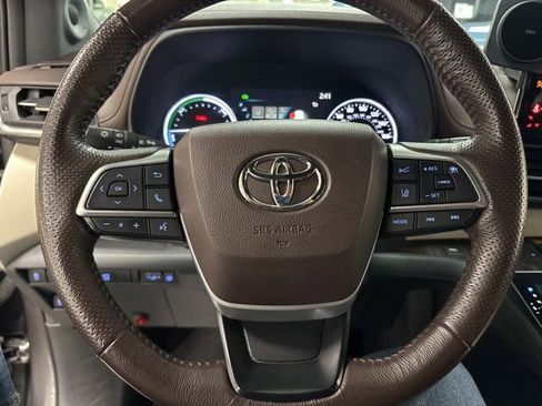 Used 2022 Toyota Sienna Platinum AWD/4WD image 26