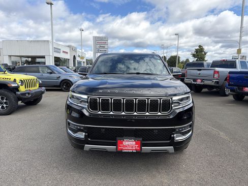Used 2023 Jeep Wagoneer L Series II AWD/4WD image 8