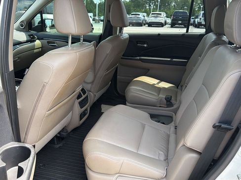 Used 2019 Honda Pilot Touring image 11