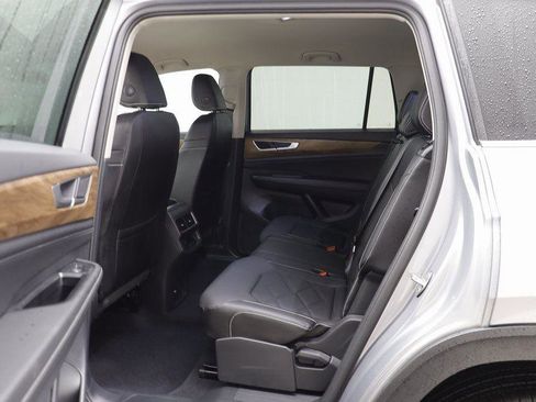 Used 2025 Volkswagen Atlas SE image 12