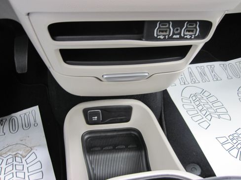 Used 2024 Chrysler Pacifica Touring-L FWD image 20