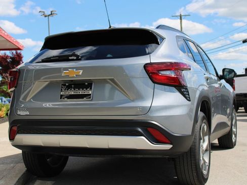 Used 2025 Chevrolet Trax LT w/ LT Convenience Package FWD image 14