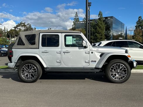 Used 2022 Jeep Wrangler Unlimited Sahara image 2