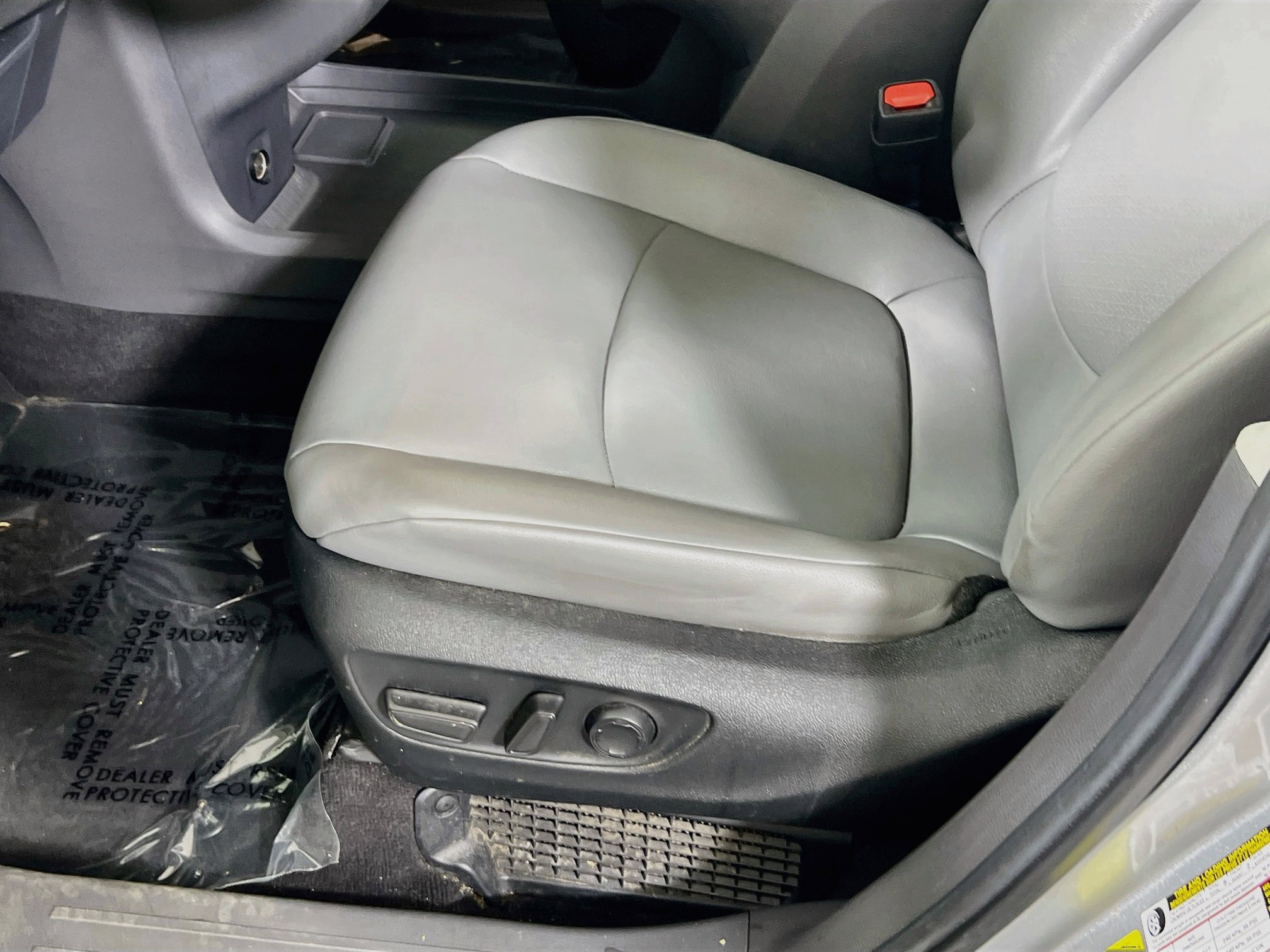 Used 2024 Toyota Sienna XLE FWD image 18