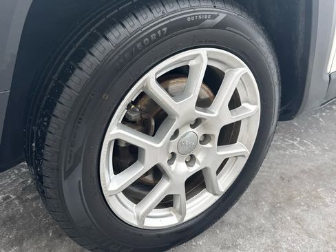 Used 2019 Jeep Renegade Latitude w/ Cold Weather Group image 10