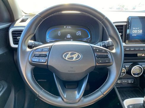 Used 2023 Hyundai Venue Limited FWD image 8