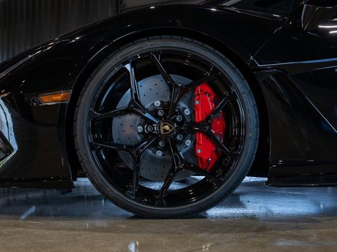 Used 2025 Lamborghini Revuelto AWD/4WD image 12