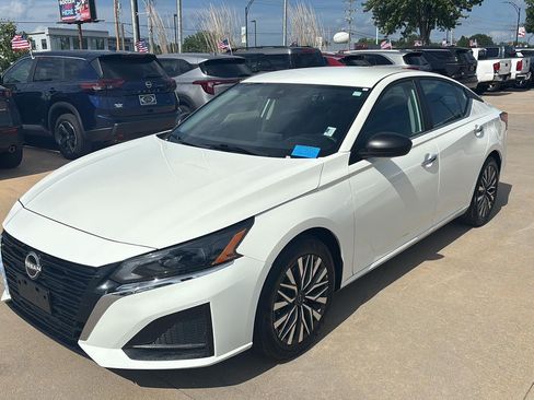 Used 2025 Nissan Altima 2.5 SV FWD image 3