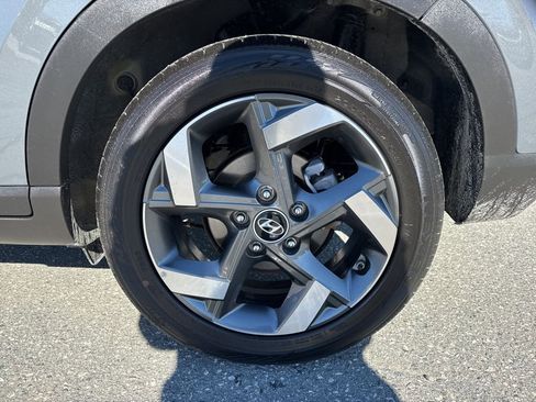 Used 2025 Hyundai Venue Limited image 28