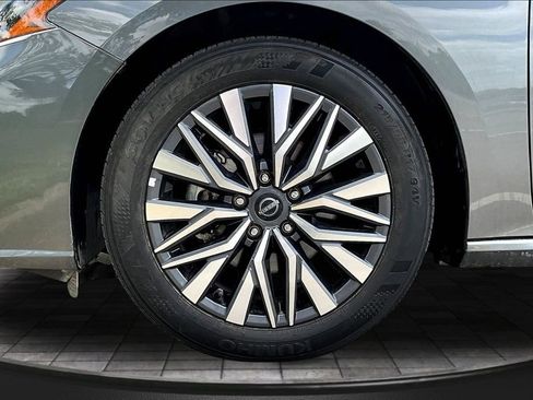 Used 2025 Nissan Altima 2.5 SV FWD image 31