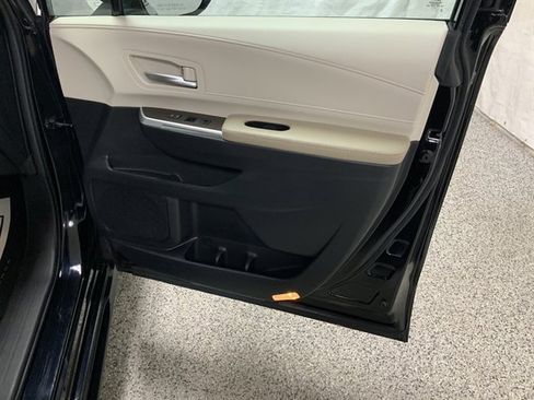 Used 2024 Toyota Sienna XLE image 18
