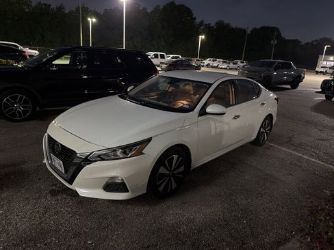 Used 2021 Nissan Altima 2.5 SV FWD image 1