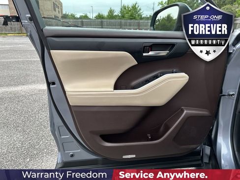 Used 2022 Toyota Highlander XLE FWD image 11
