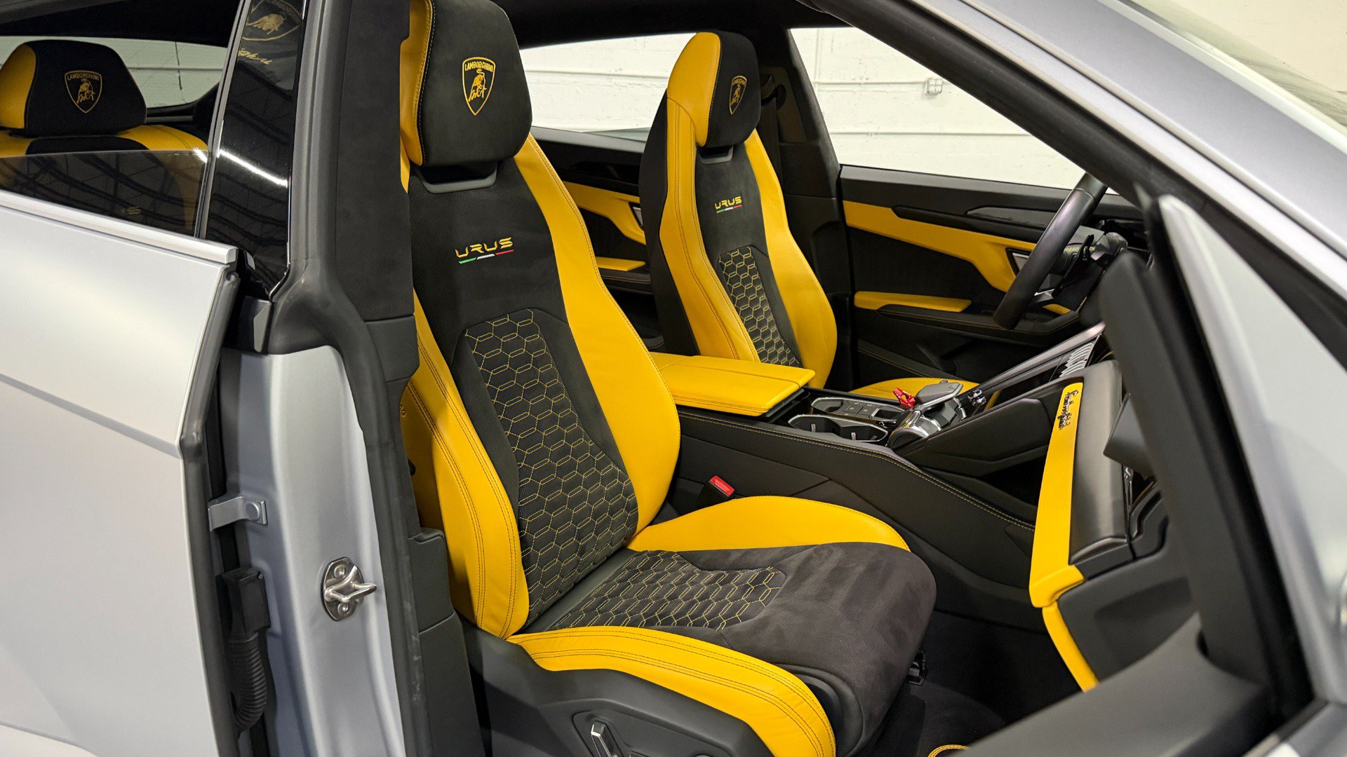 Used 2022 Lamborghini Urus AWD/4WD image 63
