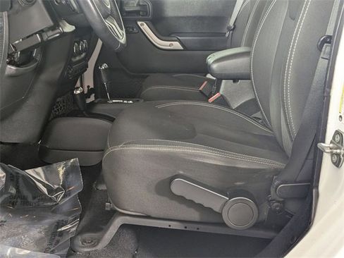 Used 2015 Jeep Wrangler Unlimited Rubicon w/ Connectivity Group image 10