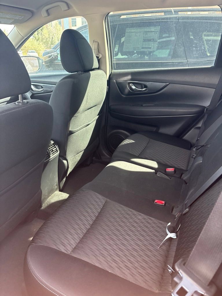 Used 2018 Nissan Rogue SV AWD/4WD image 10