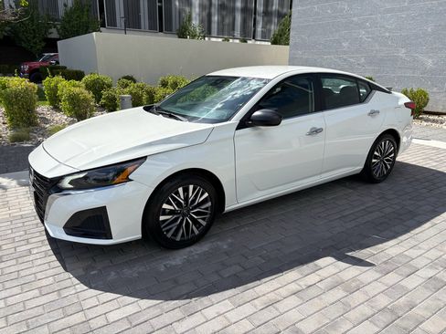 Used 2025 Nissan Altima 2.5 SV FWD image 2