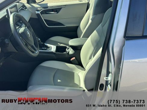 Used 2021 Toyota RAV4 XLE Premium image 11