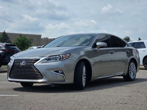 Used 2017 Lexus ES 350 w/ Ultra Luxury Package FWD image 23