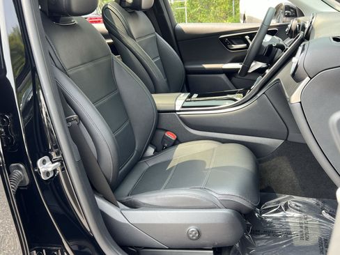 Used 2025 Mercedes-Benz GLC 300 4MATIC image 33