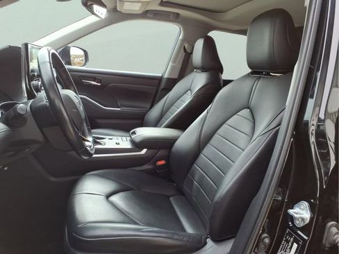 Used 2021 Toyota Highlander XLE image 12