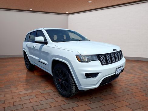 Used 2017 Jeep Grand Cherokee Altitude AWD/4WD image 2