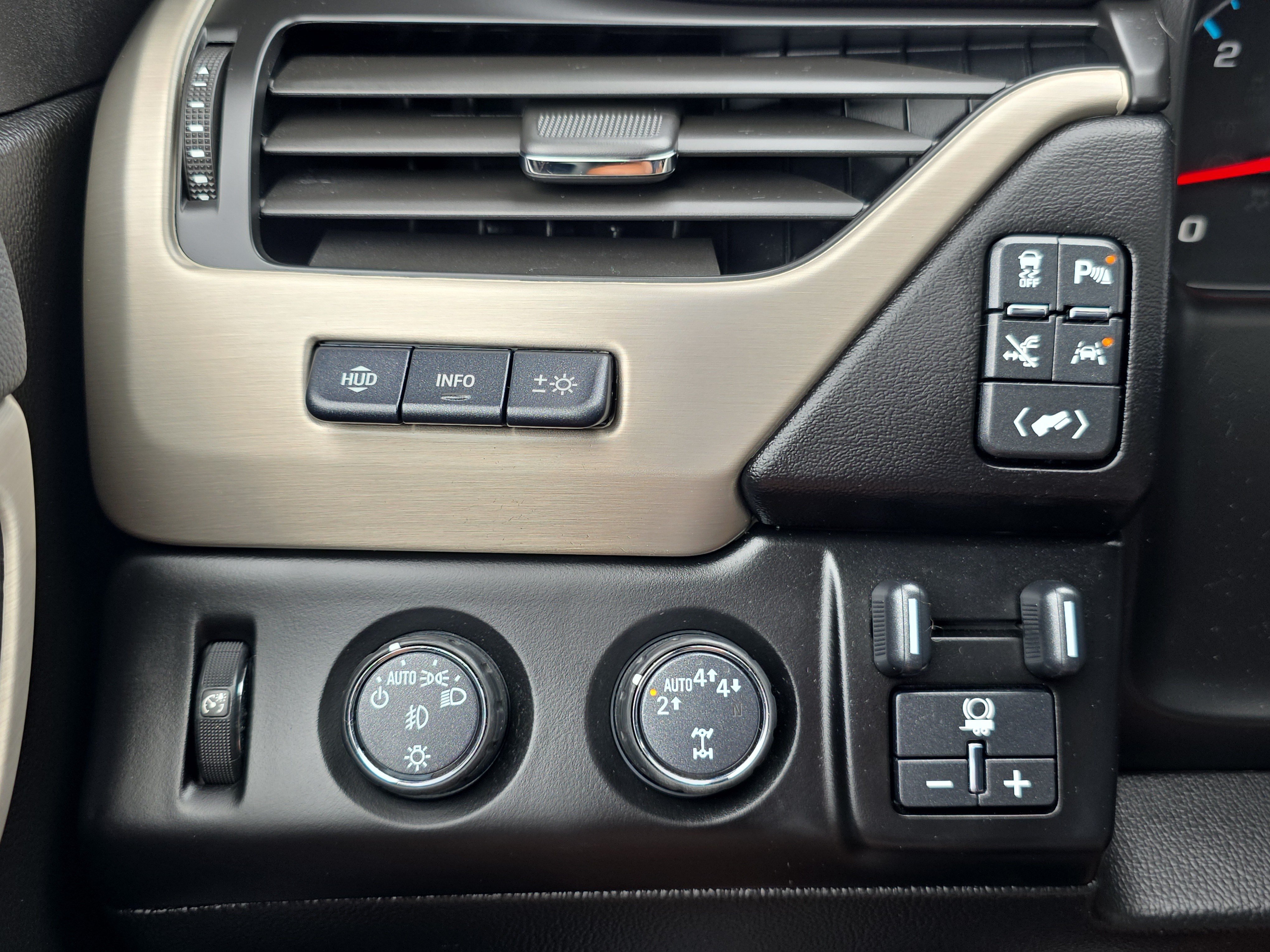 Used 2020 GMC Yukon Denali w/ Denali Premium Package AWD/4WD image 26