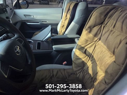 Used 2021 Toyota Sienna LE FWD image 5