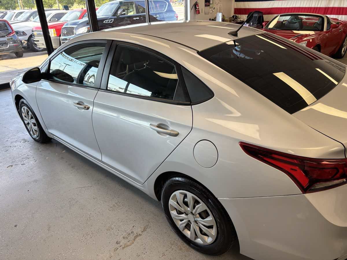 Used 2022 Hyundai Accent SE FWD image 5