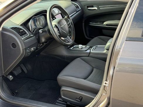 Used 2019 Chrysler 300 Touring w/ Sport Appearance Package image 10