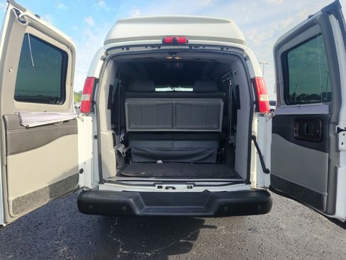 Used 2015 Chevrolet Express 2500 RWD image 17