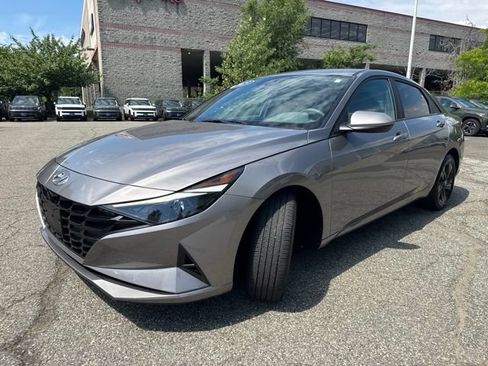 Used 2023 Hyundai Elantra SEL w/ Preferred Accessory Package FWD image 3